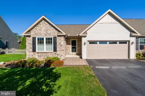 5179 Oak Leaf Dr, Mount Joy, PA 17552