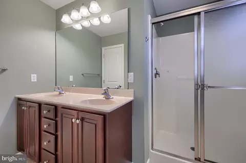 Bath - 120 Baneberry Ln, Lititz, PA 17543 photo 3 of 5