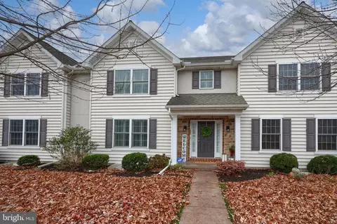 120 Baneberry Ln, Lititz, PA 17543