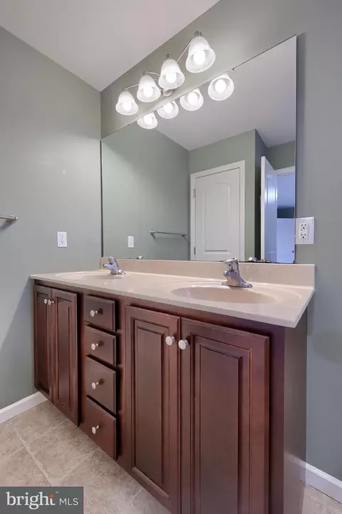 Bath - 120 Baneberry Ln, Lititz, PA 17543 photo 2 of 5