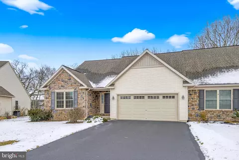 5315 Oak Leaf Dr, Mount Joy, PA 17552