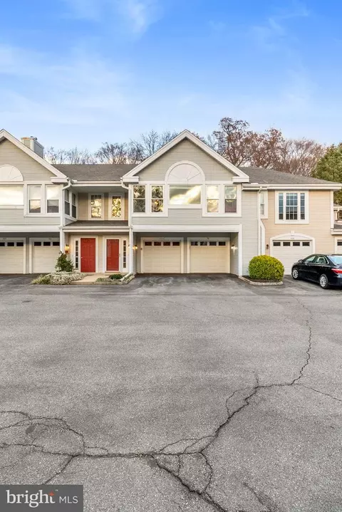 702 Country Place Dr, Lancaster, PA 17601
