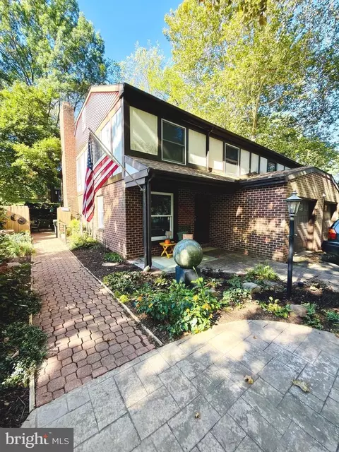 240 N 11th St, Akron, PA 17501