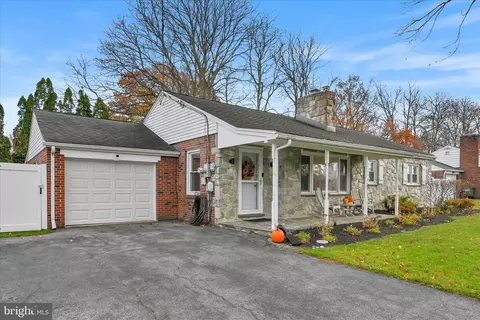 7 Pleasant Dr, Lancaster, PA 17602