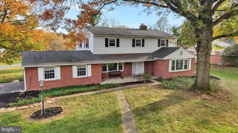 821 Hillaire Rd, Lancaster, PA 17601