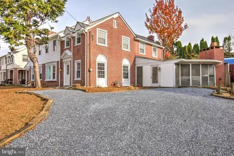 148 E Broad St, New Holland, PA 17557
