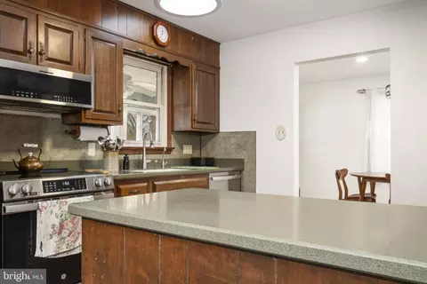Kitchen - 46 Green Acre Rd, Lititz, PA 17543 photo 2 of 3