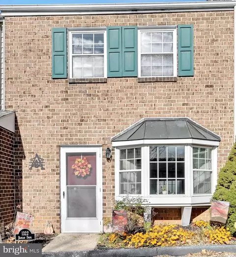 1322 Blue Jay Dr, Lancaster, PA 17601