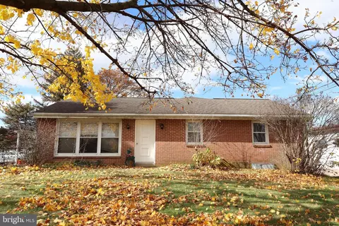 8 N Hollander Rd, Gordonville, PA 17529