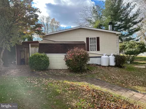 751 Willow Ln, Gap, PA 17527 photo 2