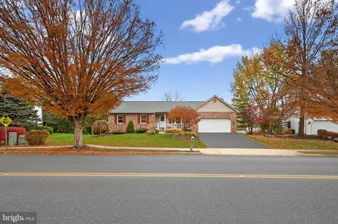 213 E 6th St, Lititz, PA 17543 photo 2