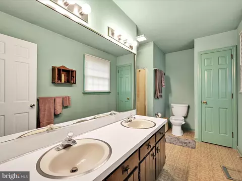 Bath - 618 W 3rd Ave, Lititz, PA 17543 photo 4 of 5