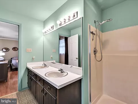 Bath - 618 W 3rd Ave, Lititz, PA 17543 photo 3 of 5