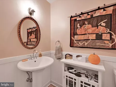 Bath - 618 W 3rd Ave, Lititz, PA 17543 photo 1 of 5