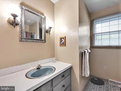 Bath - 618 W 3rd Ave, Lititz, PA 17543 photo 2 of 5