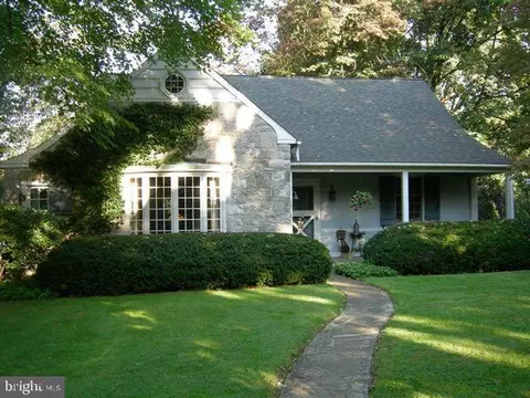 1553 Hollywood Dr, Lancaster, PA 17601