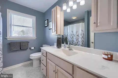 Bath - 35 Field Ln, Lititz, PA 17543 photo 2 of 5