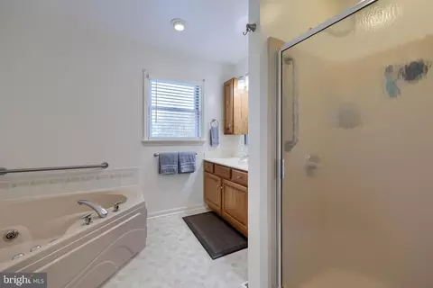 Bath - 35 Field Ln, Lititz, PA 17543 photo 4 of 5