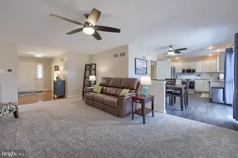Entry Way - 35 Field Ln, Lititz, PA 17543 photo 4 of 7