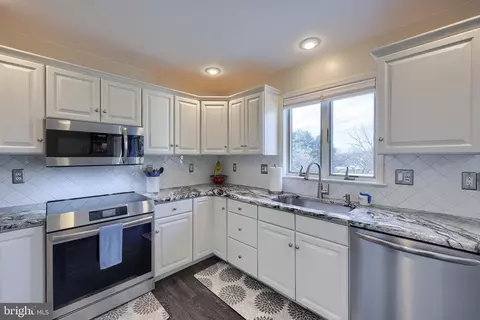 Kitchen - 35 Field Ln, Lititz, PA 17543 photo 2 of 5
