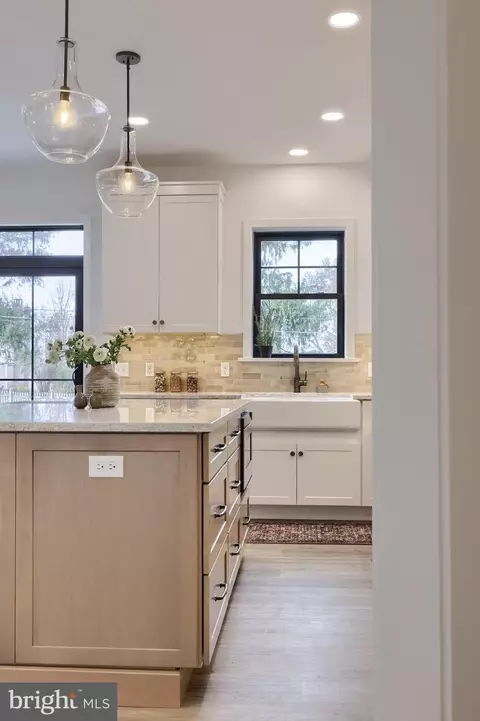 Kitchen - 514 Woodcrest Ave, Lititz, PA 17543 photo 4 of 5