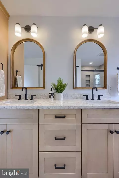 Bath - 514 Woodcrest Ave, Lititz, PA 17543 photo 4 of 10