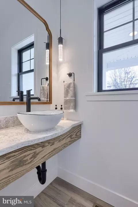 Bath - 514 Woodcrest Ave, Lititz, PA 17543 photo 1 of 10