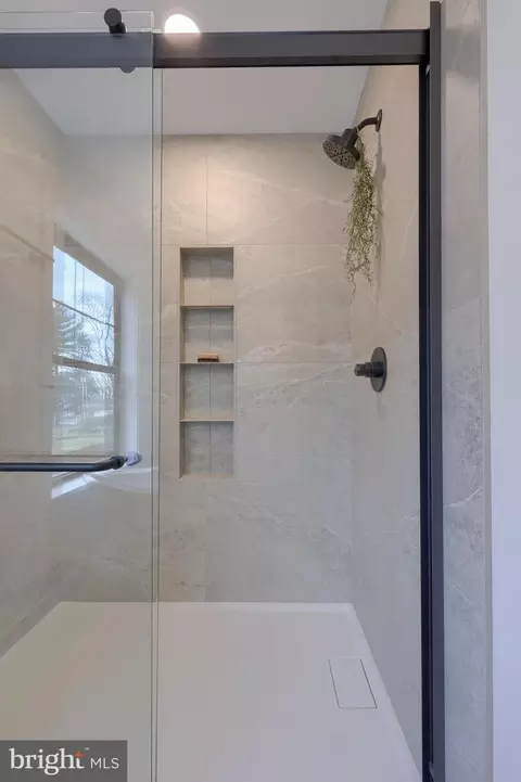 Bath - 514 Woodcrest Ave, Lititz, PA 17543 photo 8 of 10