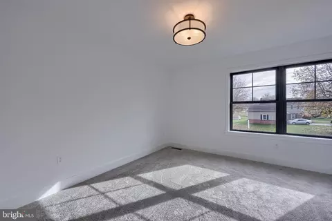 Bedroom - 514 Woodcrest Ave, Lititz, PA 17543 photo 2 of 6