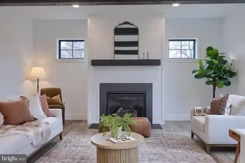 Living - 514 Woodcrest Ave, Lititz, PA 17543 photo 2 of 3