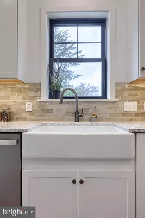 Kitchen - 514 Woodcrest Ave, Lititz, PA 17543 photo 3 of 5
