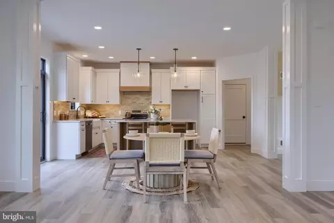 Entry Way - 514 Woodcrest Ave, Lititz, PA 17543 photo 1 of 9