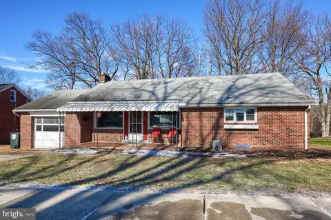 807 High St, Akron, PA 17501