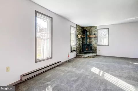 Living - 206 Pleasant Hill Dr, Lititz, PA 17543 photo 3 of 5
