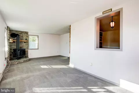 Living - 206 Pleasant Hill Dr, Lititz, PA 17543 photo 1 of 5