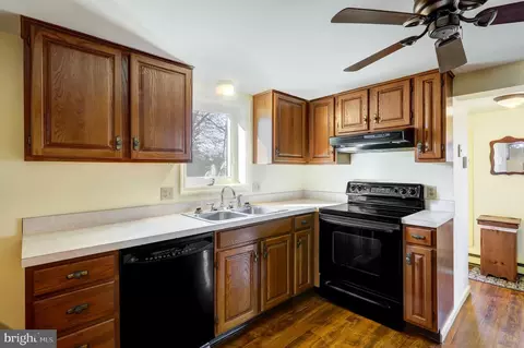 Kitchen - 206 Pleasant Hill Dr, Lititz, PA 17543 photo 2 of 2