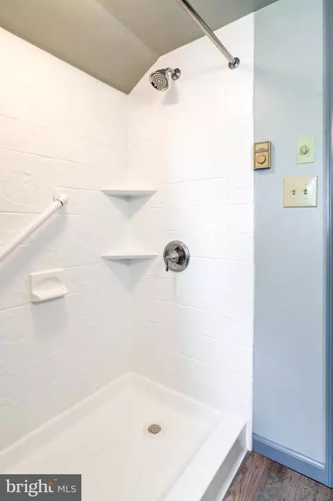 Bath - 206 Pleasant Hill Dr, Lititz, PA 17543 photo 2 of 2