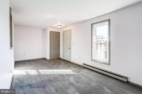Living - 206 Pleasant Hill Dr, Lititz, PA 17543 photo 2 of 5