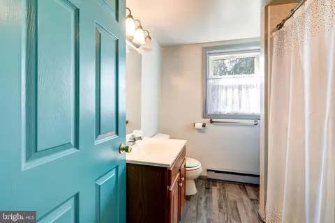 Bath - 206 Pleasant Hill Dr, Lititz, PA 17543 photo 1 of 2