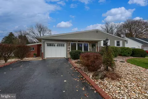 1863 Harrington Dr, Lancaster, PA 17601