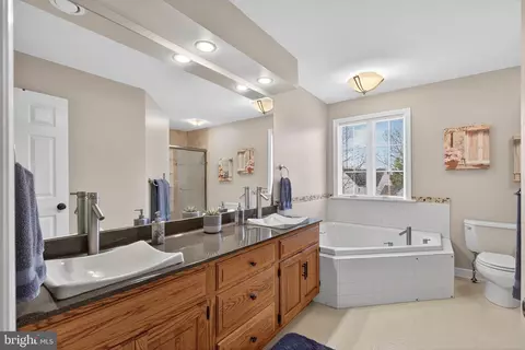 Bath - 35 Old Post Ln, Lititz, PA 17543 photo 2 of 5
