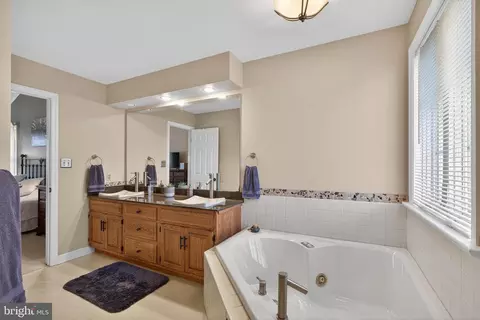 Bath - 35 Old Post Ln, Lititz, PA 17543 photo 5 of 5