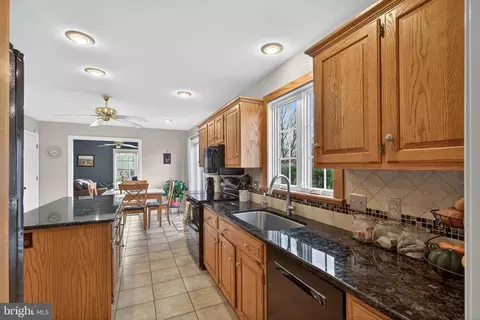 Kitchen - 35 Old Post Ln, Lititz, PA 17543 photo 3 of 4