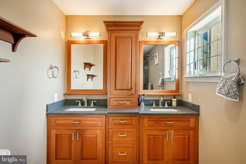 Bath - 1016 Sloan St, Lititz, PA 17543 photo 2 of 4