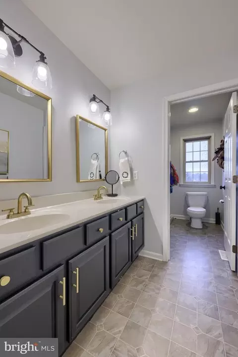 Bath - 307 Bowyer Ln, Lititz, PA 17543 photo 4 of 8