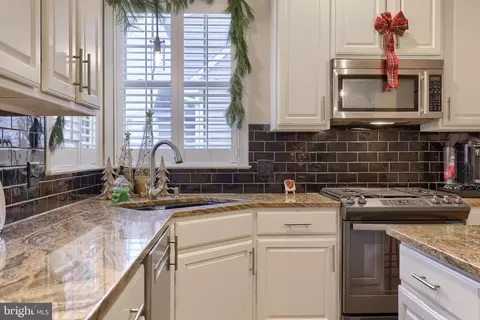 Kitchen - 307 Bowyer Ln, Lititz, PA 17543 photo 2 of 6