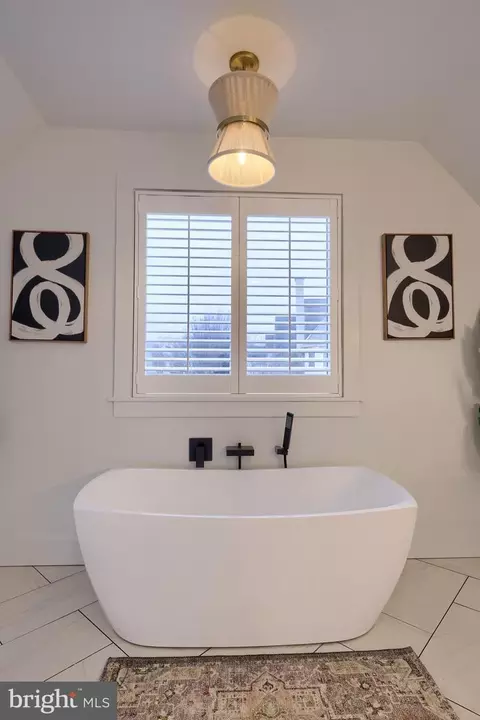 Bath - 307 Bowyer Ln, Lititz, PA 17543 photo 6 of 8