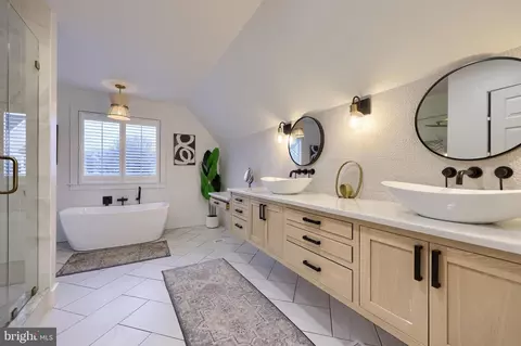 Bath - 307 Bowyer Ln, Lititz, PA 17543 photo 5 of 8