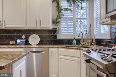 Kitchen - 307 Bowyer Ln, Lititz, PA 17543 photo 5 of 6