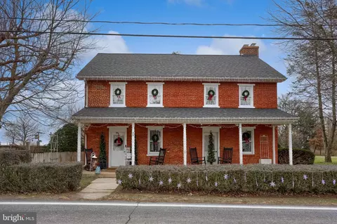 39 N Maple Ave, Leola, PA 17540
